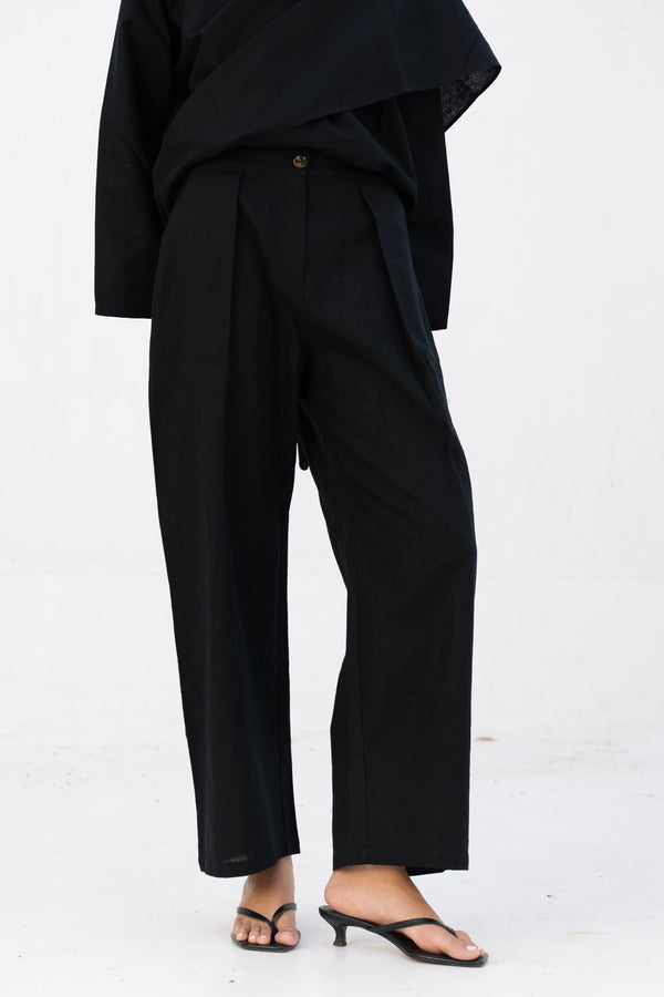 Front Pleated Pants in Black