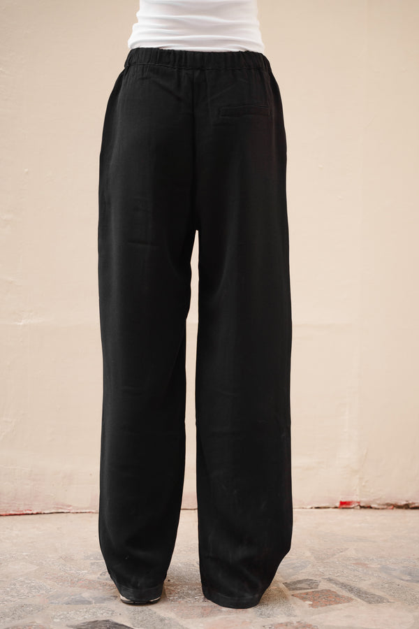 Trousers in Black