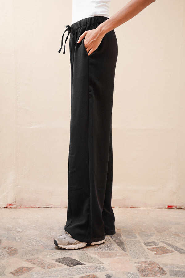 Trousers in Black