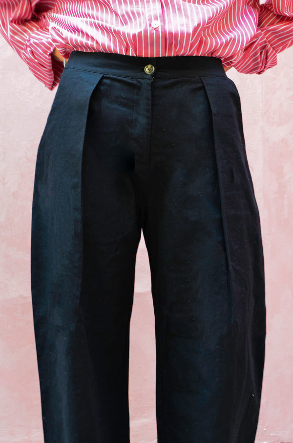 Front Pleated Pants in Black